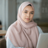 wanita berhijab pashmina simple pastel di kafe modern