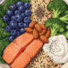 Mangkuk superfood berisi blueberry, kale, salmon, quinoa, almond, chia seed, brokoli, dan yogurt Yunani.