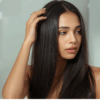 Wanita Indonesia mengoleskan lidah buaya pada rambut panjang hitam berkilau