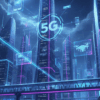 Sebuah kota pintar futuristik di malam hari dengan ikon holografik 5G yang bersinar, menghubungkan berbagai perangkat dan kendaraan.